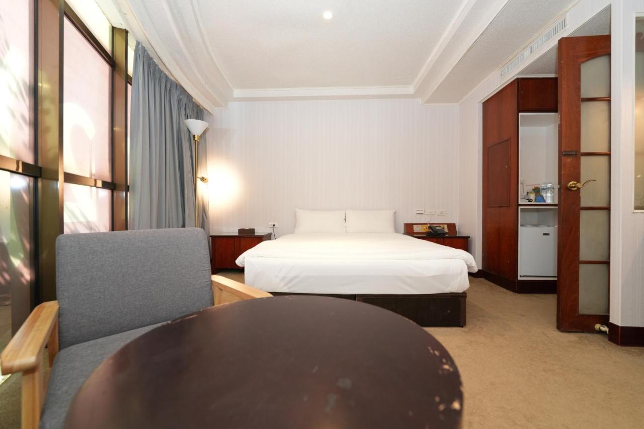 טאיפיי Meworld Hotel - Sanchong מראה חיצוני תמונה